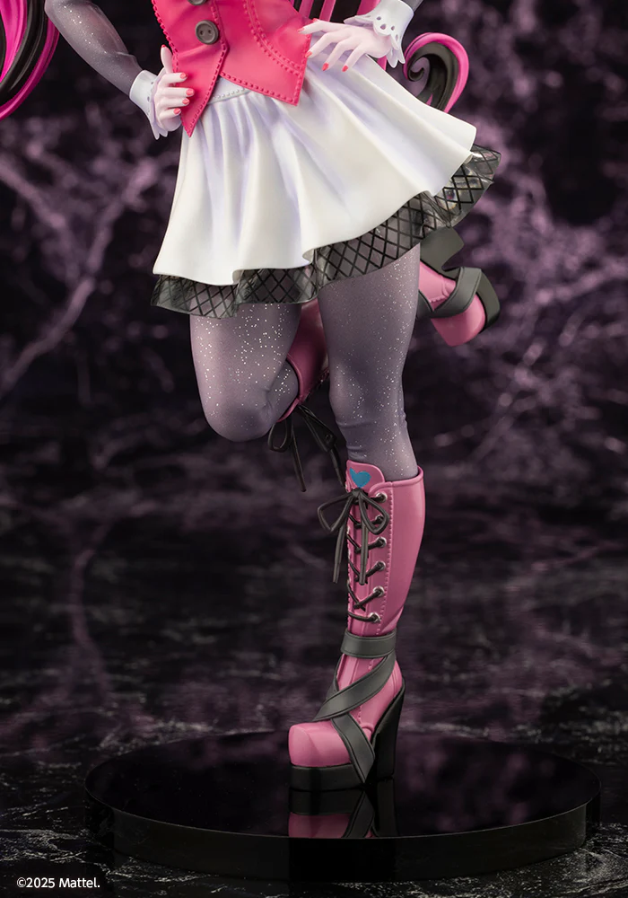 MONSTER HIGH™ Draculaura™ BISHOUJO STATUE - Image 10